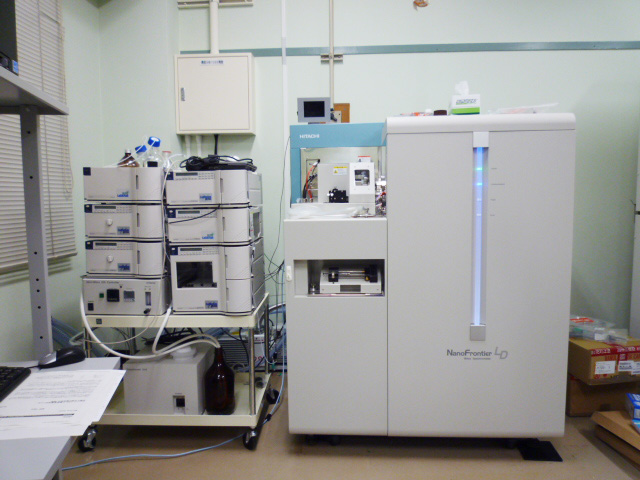 機器分析評価センター        液体クロマトグラフ－タンデムTOF型質量分析計 (LC/MS)：　Nano Frontier LD